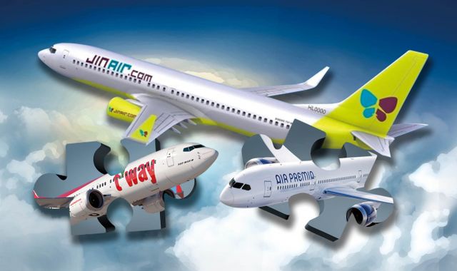 대명소노그룹이 티웨이항공의 경영권을 확보하면서 에어프레미아와의 합병 가능성이 높아지고 있다. 항공사들의 합병으로 소비자 편익이 줄어들 수 있다는 우려가 나온다./그래픽=김은옥 기자