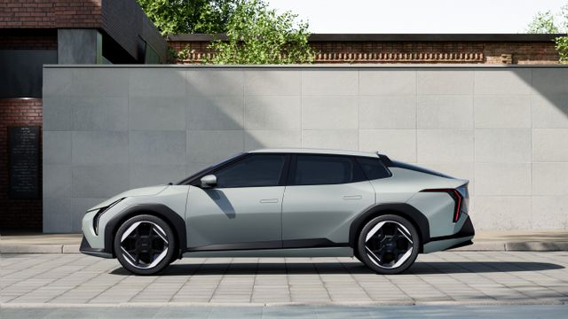 기아가 스페인 타라고나에서 개최된 '2025 기아 EV 데이'에서 브랜드 최초의 준중형 전기 세단 EV4를 공개했다. /사진=기아 