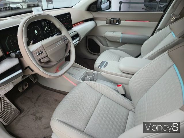 기아가 지난 26일 공개한 EV4의 내부 모습./사진=김이재 기자