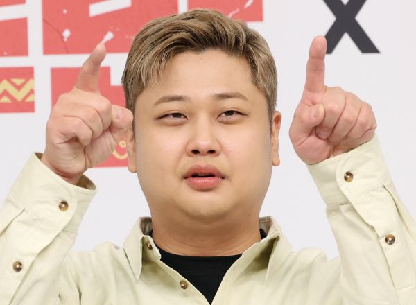 정글 현지에서만 구할 수 있는 식재료로 현지인과 교류하며 요리해 먹는 이야기를 담은 프로그램 ‘정글밥2 - 페루밥, 카리브밥’ 제작발표회가 열렸다. 사진은 윤남노 셰프가 27일 서울 양천구 목동 SBS에서 열린 예능 ‘정글밥2 - 페루밥, 카리브밥’ 제작발표회에서 포즈를 취하고 있는 모습. /사진=뉴스1