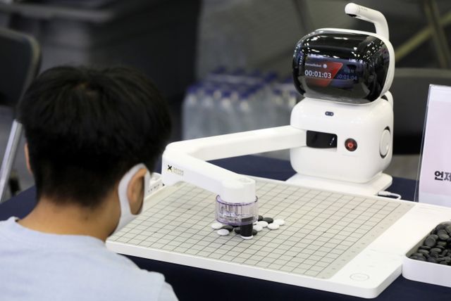 중국 10대 바둑기사가 몰래 휴대전화 AI 프로그램으로 부정행위를 저질러 8년 자격정지 처분을 받았다. 사진은 지난해 8월16일 부산 해운대구 벡스코 제2전시장에서 열린 '2024 부산 어린이박람회'에서 한 어린이가 로봇과 바둑 대결을 펼치는 모습. 해당 기사와 상관없음. /사진=뉴스1