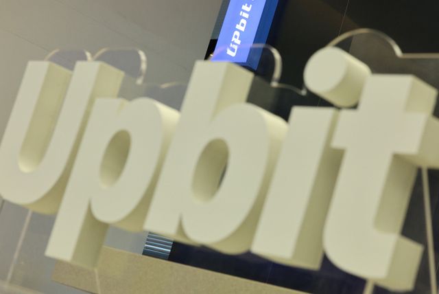 금융정보분석원(FIU)이 가상자산 거래소 업비트를 운영하는 두나무에 특정금융정보법(특금법) 위반에 따른 제재 조치를 최종 통보했으나 기존 고객의 거래는 정상적으로 이뤄져 영업에 미치는 영향은 제한적일 것으로 보인다. 사진은 지난 1월 서울 강남구 업비트 고객센터의 모습. /사진=뉴스1