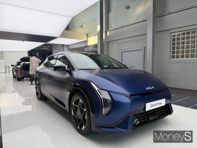 기아가 최초의 준중현 전동화 세단 EV4하며 국내 내연기관 세단 수요를 흡수하기 위해 나섰다. 사진은 지난 26일 기아 언플러그드 그라운드에서 진행된 EV4 미디어 프리뷰 행사에서 모습을 드러낸 EV4 GT-line의 모습./ 사진=김서연 기자 