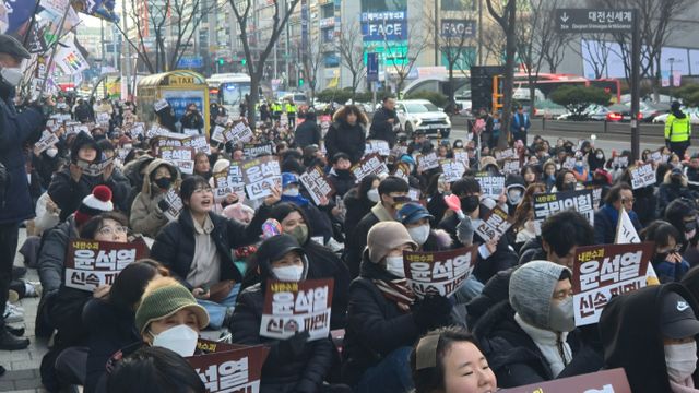 윤석열 대통령 부부 얼굴을 합성해 딥페이크 영상을 만든 유튜버가 경찰 조사를 받는다. 사진은 지난 22일 대전 서구 은하수네거리에서 '윤석열정권퇴진 대전본부' 주최로 대통령 탄핵 찬성 집회가 열려 시위 참가자들이 구호를 외치는 모습. /사진=뉴스1