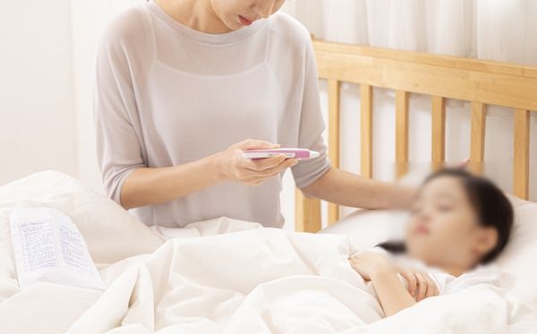 어린 자녀들에게 성인용 감기약을 강제로 먹이는 등 질병이 있는 것처럼 꾸며내 병원 입원을 연장한 30대 친모가 징역형의 집행유예를 선고받았다. 사진은 기사와 직접적인 관련이 없음. /사진=이미지투데이