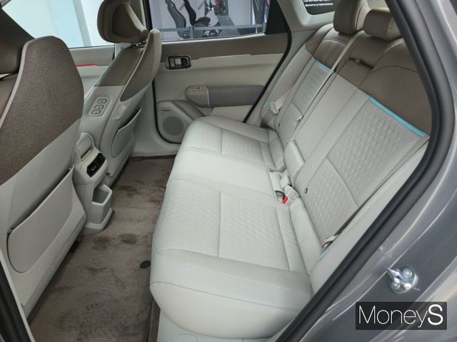 기아가 지난 26일 공개한 EV4의 뒷자석 모습./사진=김이재 기자