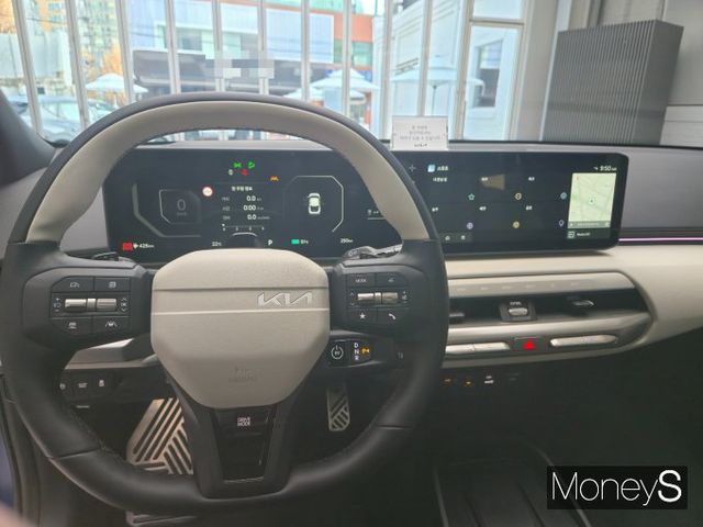 기아가 지난 26일 공개한 EV4 GT 라인의 운전석 모습./사진=김이재 기자