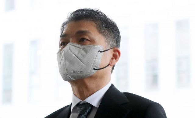 김범수 카카오 경영쇄신위원장의 누적 기부금이 1000억원을 넘어서면서 약속했던 재산 절반 사회 환원을 향한 걸음을 이어가고 있다. 사진은 김범수 카카오 경영쇄신위원장이 지난해 12월 서울 양천구 서울남부지방법원에서 열리는 공판에 출석하고 있는 모습. /사진=뉴시스
