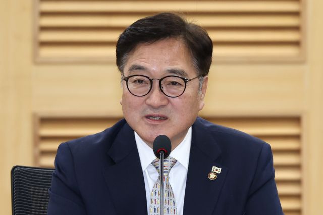 우원식 국회의장이 27일 국회 본회의에 상법 개정안을 상정하지 않겠다고 밝혔다. 사진은 우 의장이 지난 25일 서울 여의도 국회 의원회관에서 열린 장발장은행 10주년 기념 정책토론회에 참석해 축사하는 모습. /사진=뉴스1