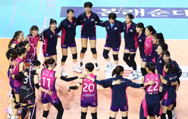 흥국생명이 정규리그 2위를 기록 중인 정관장이 패배하면서 1위를 확정지었다. 사진은 지난 25일 인천삼산월드체육관에서 열린 '2024-2025 V리그' 여자부 흥국생명과 IBK기업은행의 경기에서 승리한 흥국생명 선수단. /사진=뉴시스