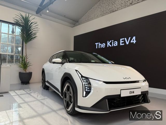 EV4는 1회 충전 시 최대 주행거리는 533㎞를 갈 수 있어 현대차 그룹 전기차 중 가장 긴 주행거리를 자랑한다. 사진은 진은 지난 26일 기아 언플러그드 그라운드에서 진행된 EV4 미디어 프리뷰 행사에서 모습을 드러낸 EV4의 모습./ 사진=김서연 기자