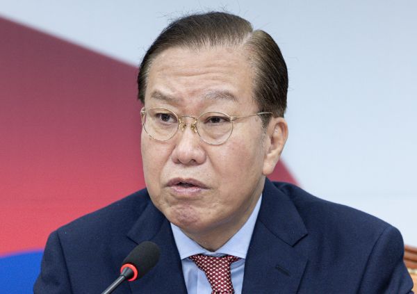 권영세 국민의힘 비상대책위원장이 "윤 대통령이 임기까지 내던져 희생하겠다는 의지를 내놓은 만큼 반드시 개헌을 이뤄내야 한다"고 주장했다. 사진은 권영세 국민의힘 비상대책위원장이 서울 여의도 국회에서 열린 비상대책위원회의에서 발언하는 모습. /사진=뉴스1