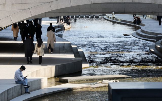 오는 28일 전국이 일교차가 크고 일부 지역에 비 소식이 예보됐다. 사진은 27일 서울 중구 청계천 인근을 산책 중인 시민들의 모습. /사진=뉴스1