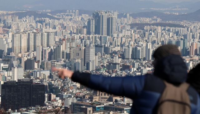  금융위원회가 오는 7월 실시 예정인 '3단계 스트레스 DSR(총부채원리금상환비율)' 규제를 더 강화하는 방안을 검토한다. 사진은 서울 중구 남산공원에서 아파트가 보이고 있다. /사진=뉴시스