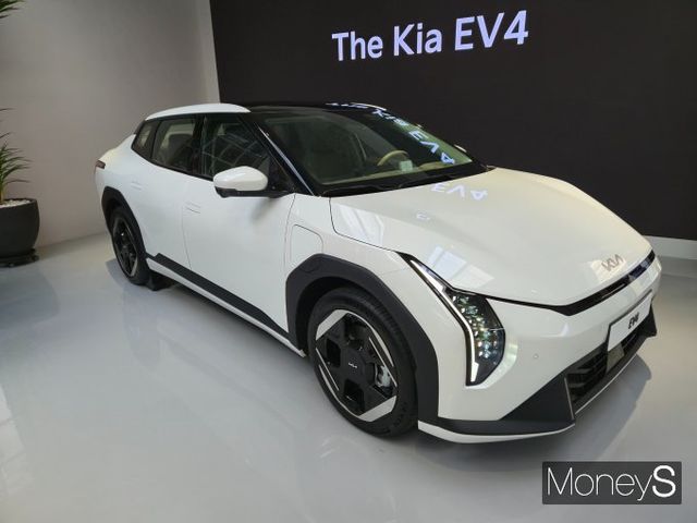 기아가 지난 26일 서울 성동구 '기아 언플러그드 그라운드'에서 미디어 프리뷰 행사를 열고 EV4를 공개했다./사진=김이재 기자