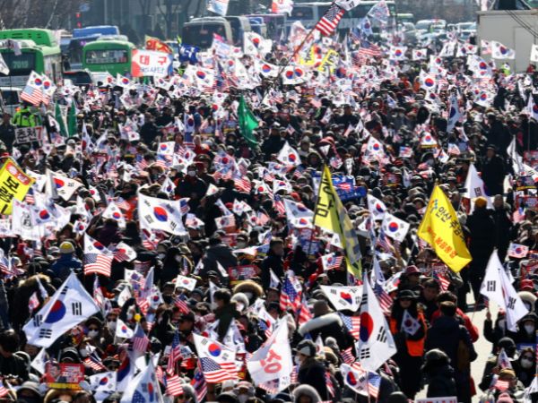 다음달 1일 윤석열 대통령 찬반 집회에 인파가 몰릴 것으로 예상된다. 사진은 자유통일당과 윤석열 대통령 탄핵을 반대하는 시민들이 지난 22일 오후 서울 종로구 동화면세점 인근에서 윤석열 대통령 탄핵 반대 집회를 하고 있는 모습. /사진=뉴시스