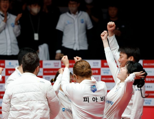 탈락 위기에 놓인 우리금융캐피탈이 5차전에서 SK렌터카를 제압하고 우승을 향한 불씨를 살렸다. 사진은 지난 26일 경기 고양킨텍스 PBA스타디움에서 열린 '웰컴저축은행 PBA 팀리그 2024-25' 포스트시즌 파이널 4차전에서 승리한 우리금융캐피탈 선수들의 모습. /사진=프로당구협회(PBA) 제공