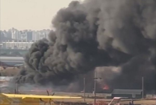 서울 강서구 김포공항 외곽에서 화재가 발생했다. 사진은 김포공항으로 향하는 도로 옆 비닐하우스에서 화재가 발생해 검은 연기가 퍼지는 모습. /사진=YTN 캡처