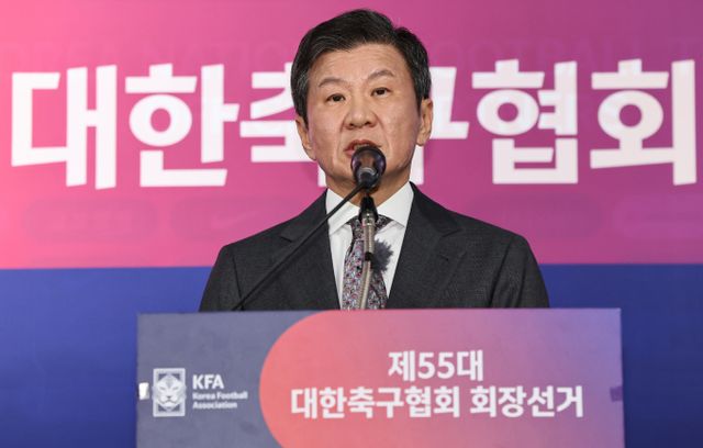 박문성 축구 해설위원이 정몽규 대한축구협회장의 연임에 대해 당연한 결과라고 말했다. 사진은 정 회장이 지난 26일 서울 종로구 축구회관에서 열린 제55대 축구협회장 선거에서 당선 후 당선증을 받고 소감을 말하는 모습. /사진=뉴스1