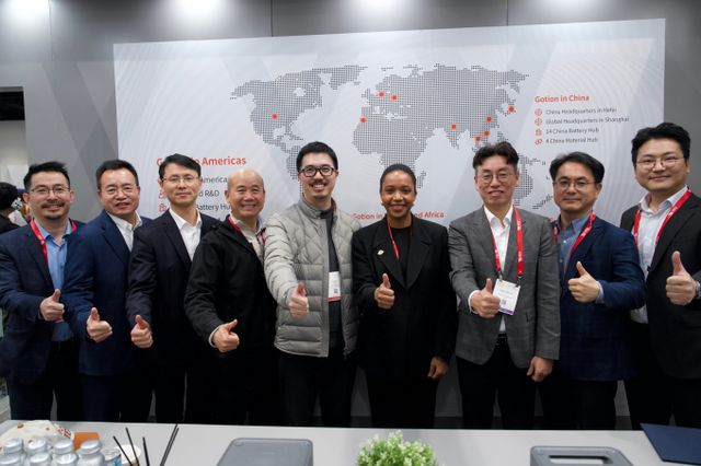 이상민 SKIET 사장(오른쪽에서 세번째)이 고션 경영층과 26일(현지시각) 美 샌디에이고에서 ‘북미·유럽 지역 내 전기차·ESS 배터리 분리막 공급 등 협력 강화 MOU’를 체결한 뒤 기념 촬영을 하고 있다. /사진=SK이노베이션