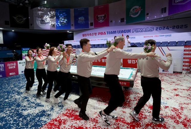 SK렌터카가 우리금융캐피탈을 제압하고 창단 첫 팀리그 파이널 우승 트로피를 손에 넣었다. 사진은 경기 고양킨텍스 PBA스타디움에서 열린 '웰컴저축은행 PBA팀리그 2024-25' 파이널에서 우승을 차지한 SK렌터카 선수들의 모습. /사진=프로당구협회(PBA) 제공