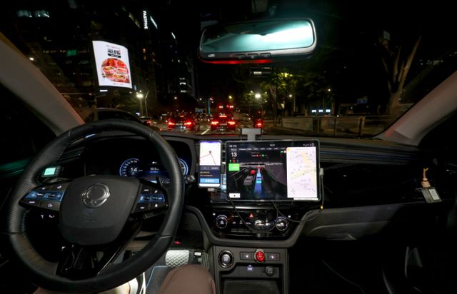 글로벌 자율주행산업에서 한국이 글로벌 경쟁력을 잃지 않기 위해 미국과 중국의 정책적 사례를 벤치마킹할 필요성이 제기된다. 사진은 서울 강남구 학여울역 인근 도로에서 강남 심야 자율주행택시가 시험운행을 하고 있는 모습. /사진=뉴스1