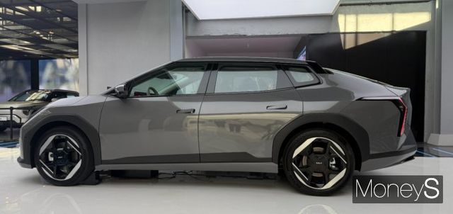 기아가 지난 26일 첫 전기차 세단인 '더 기아 EV4'의 실물을 공개했다./사진=김서연 기자