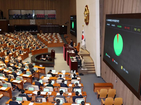 일명 'K칩스법'이 국회 본회의 문턱을 넘었다. 사진은 우원식 국회의장이 27일 오후 서울 여의도 국회에서 열린 제422회 국회(임시회) 제7차 본회의에서 조세특례제한법 일부개정법률안 가결을 선포하며 의사봉을 두드리고 있는 모습. /사진=뉴시스