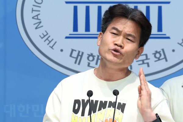 전한길이 국회를 찾아 "헌법재판소에서 윤석열 대통령에 대한 탄핵이 인용되면 전 국민이 가만있지 않을 것"이라고 주장했다. 사진은 한국사 강사 전한길 국회 기자회견에 참석해 헌법재판소가 윤석열 대통령의 탄핵을 각하해야 한다고 주장하는 모습. /사진=뉴스1