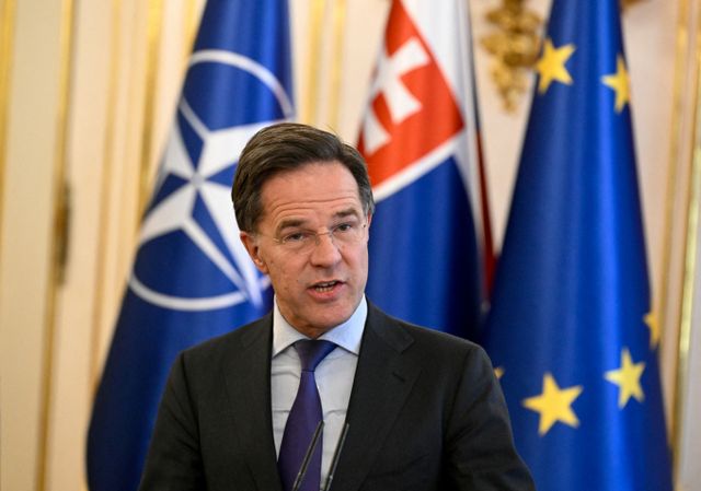 동맹국들이 우크라이나에 대한 추가 재정 지원을 동맹국이 준비하고 있다는 소식을 마르크 뤼터 북대서양조약기구(NATO·나토) 사무총장이 전했다. 사진은 뤼터 총장이 지난 20일(현지시각) 슬로바키아 브라티슬라바 대통령궁에서 페테르 펠레그리니 슬로바키아 대통령과 회동 후 기자회견 하는 모습. /사진=로이터