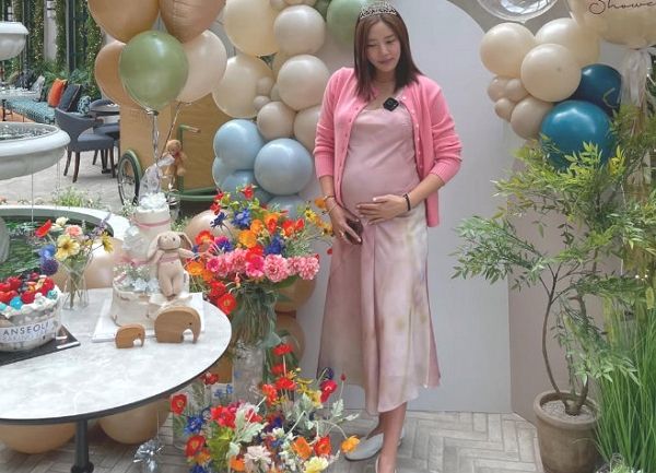 4월 출산을 앞둔 가수 겸 배우 손담비가 베이비샤워 현장을 공개했다. 사진은 지인들과 베이비샤워를 열고 만삭 D라인을 공개한 손담비 모습. /사진=손담비 인스타그램 캡처