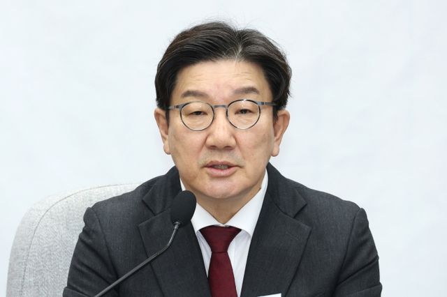 국민의힘이 28일 추가경정예산(추경)을 통해 기초생활수급자와 차상위계층을 대상으로 1인당 25만~50만원의 선불카드를 지급하는 방안을 추진하겠다고 밝혔다. 사진은 권성동 국민의힘 원내대표가 28일 서울 여의도 국회에서 열린 원내대책회의에서 모두발언 하는 모습. /사진=뉴스1