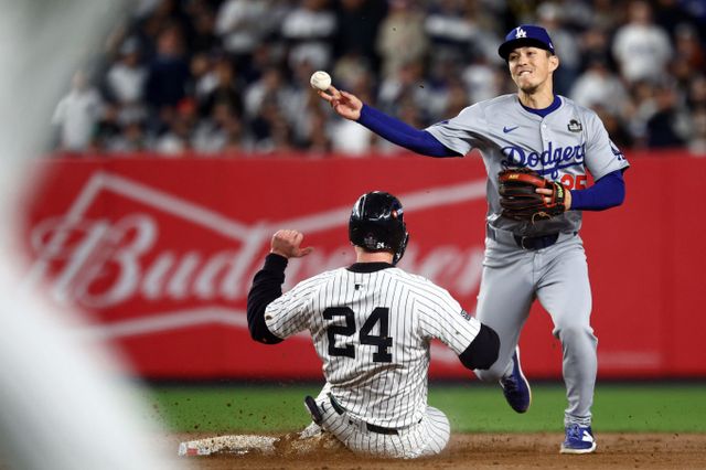 LA다저스로 이적한 김혜성이 마이너리그에서 시즌을 시작할 확률이 높아졌다. 사진은 2024시즌 LA다저스에서 활약한 토미 에드먼의 모습. /사진=로이터