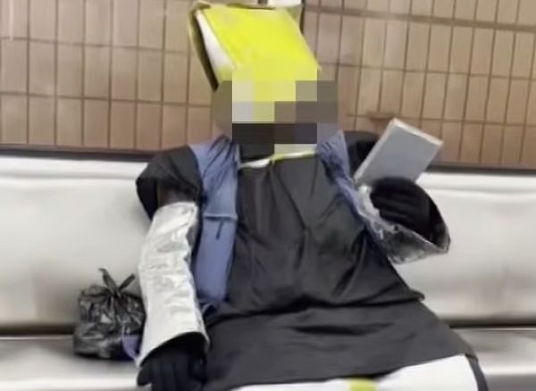 '거울 옷'을 입고 지하철에 탑승한 승객의 모습이 화제다. 사진은 '거울 옷'을 입은 남성 승객의 모습. /사진=JTBC '사건반장' 캡처