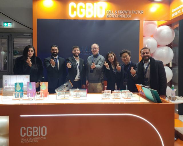 바이오 재생의료 전문기업 시지바이오가 프랑스 파리에서 열린 미용·성형 학술대회 IMCAS WORLD CONGRESS 2025(IMCAS 2025)에 참가해 500억원 규모의 공급 계약을 체결했다. 사진은 시지바이오가 IMCAS 2025 단독 전시 부스에서 해외 관계자들과 기념 촬영을 하고 있는 모습. /사진=시지바이오