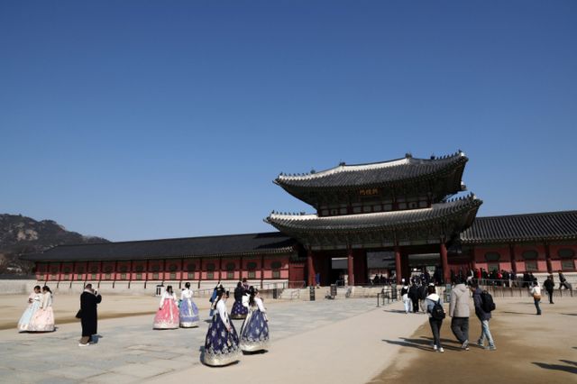 올 1월 우리나라를 방문한 외국인 관광객이 112만명으로 코로나19 확산 전보다 늘어난 것으로 나타났다. 서울 종로구 경복궁을 찾은 관광객들이 기념사진을 찍고 있다. /사진=뉴시스