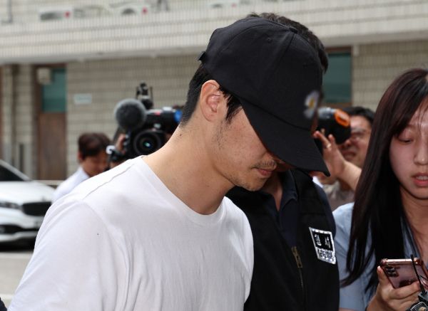 경기 양주시 한 태권도장에서 4살 아이를 매트에 거꾸로 넣어 숨지게 한 관장 A씨가 다른 아이들 20여명을 학대한 사실이 밝혀졌다. 사진은 경기 양주시 한 태권도장에서 4살 아이를 매트에 넣어 사망하게 만든 관장 A씨가 영장실질심사에 출석하는 모습. /사진=뉴스1