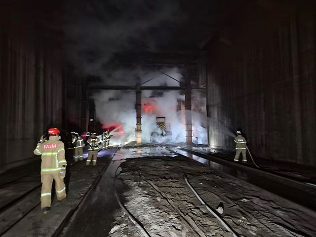  현대제철에서 쇳물이 누출 열차에 화재가 발생했다. 28일 오전 2시26분쯤 충남 당진시 송악읍 현대제철 쇳물운반열차 화재 현장에 출동한 소방대원들의 모습. /사진=뉴시스(당진소방서 제공)