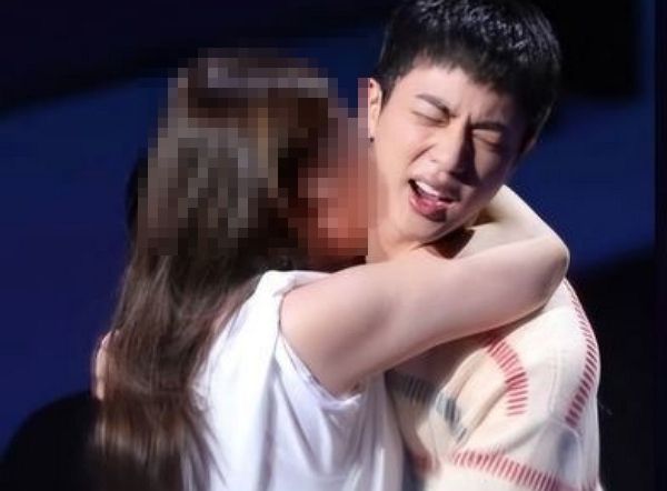 BTS 진에게 기습 뽀뽀를 한 일본인 여성이 경찰에 입건된 것으로 알려졌다. 사진은 지난해 6월13일 BTS 진 '허그회' 행사 도중 한 일본인 팬이 기습 뽀뽀를 시도하는 모습. /사진=엑스(X·옛 트위터) 캡처