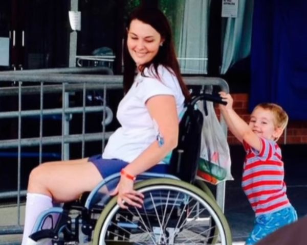 친구의 메이크업 브러시를 빌려 썼다가 하반신이 마비된 한 호주 여성 사연이 전해졌다. 사진은 포도상구균에 감염돼 휠체어 생활을 하는 조 길크리스트의 모습. /사진=초우두리 박사 인스타그램 캡처