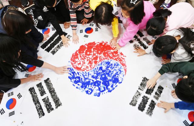 제106주년 삼일절을 이틀 앞둔 27일 경기 수원시 세류1동 새마을문고에서 열린 '나라사랑 한마음 손도장 태극기 만들기' 행사에 참석한 아이들이 손도장 태극기를 만들고 있는 모습. /사진=뉴시스