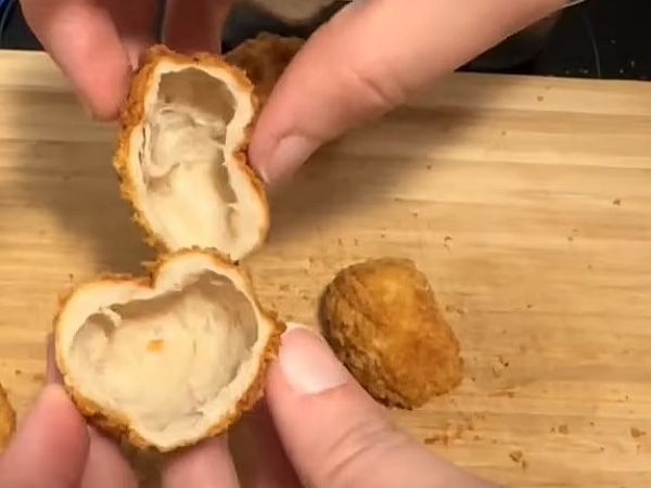 월마트에서 판매된 치킨너겟의 안이 텅 비어 있어 소비자들의 분노를 불러일으켰다. 사진은 틱톡 사용자 아맨다가 공유한 월마트 자체 브랜드 치킨너겟을 반으로 가른 모습. /사진=틱톡 캡처