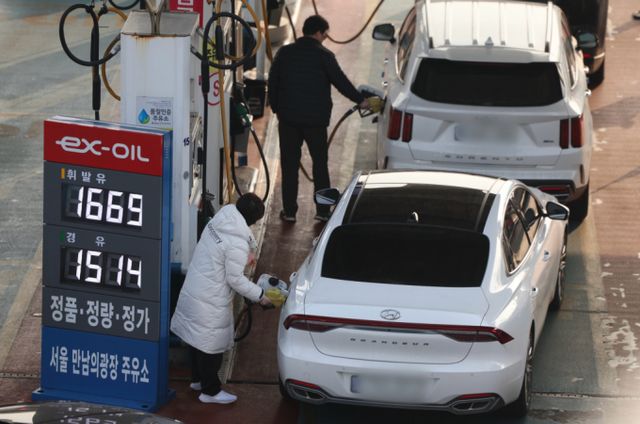 국내 주유소 휘발유 가격이 하락세다. 일선 주유소를 찾은 손님들이 각자의 차량에 기름을 넣고 있다. /사진=뉴시스