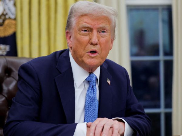 중국 위안화의 가치가 역외 거래에서 사상 최저로 떨어졌다. 사진은 도널드 트럼프 미국 대통령이 지난달 31일 백악관 오벌 오피스에서 행정명령에 서명하고 있는 모습. /사진=로이터 캡처