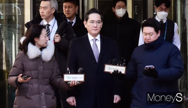 이재용 삼성전자 회장이 3일 서울 서초구 서초동 서울중앙지방법원에서 진행된 '회계부정·부당합병' 관련 항소심 선고 공판을 마친 후 법정을 나서고 있다. / 사진=임한별 기자 