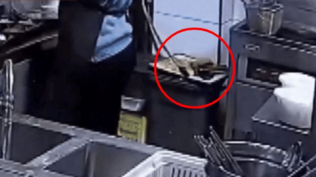 서울 관악구의 한 식당에서 음식물쓰레기통 위에 도마를 놓고 돈가스를 써는 영상이 공개돼 논란이다. /사진=JTBC '사건반장'