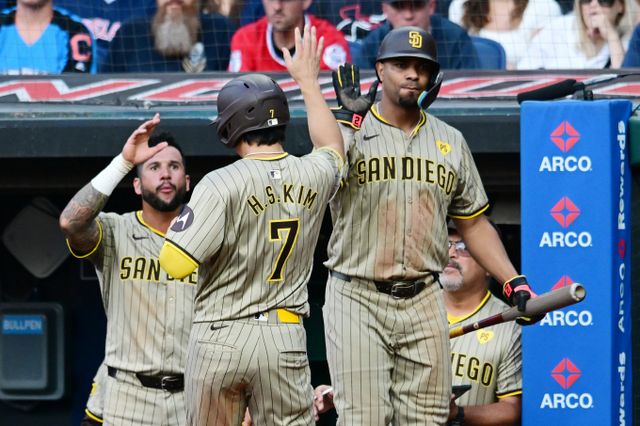 샌디에이고 파드리스가 수비 불안으로 주전 자리를 내줬던 젠더 보가츠에게 유격수 자리를 맡기겠다고 밝혔다. 사진은 2024시즌 샌디에이고 파드리스의 2루수로 활약했던 젠더 보가츠(오른쪽)가 김하성과 하이파이브를 하는 모습. /사진=로이터