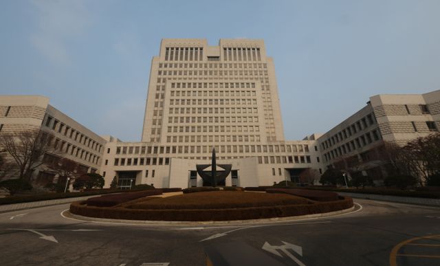 경찰이 윤석열 대통령에 대한 수사 불만으로 대법원 앞에서 분신 시도를 한 50대 남성을 검찰에 넘겼다고 밝혔다. 사진은 대법원 전경. /사진=뉴스1