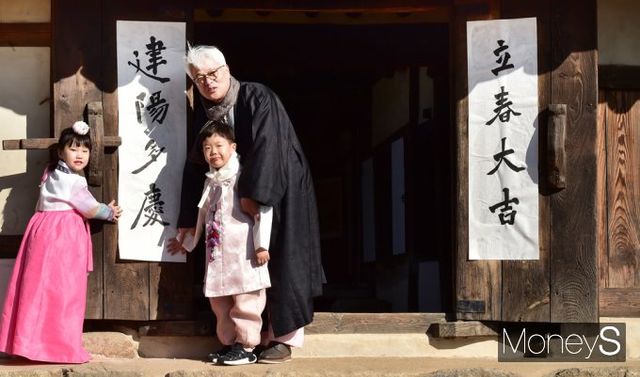 ▲ 국립민속박물관 내 오촌댁 입춘첩 붙이며 괴산군 안녕 기원