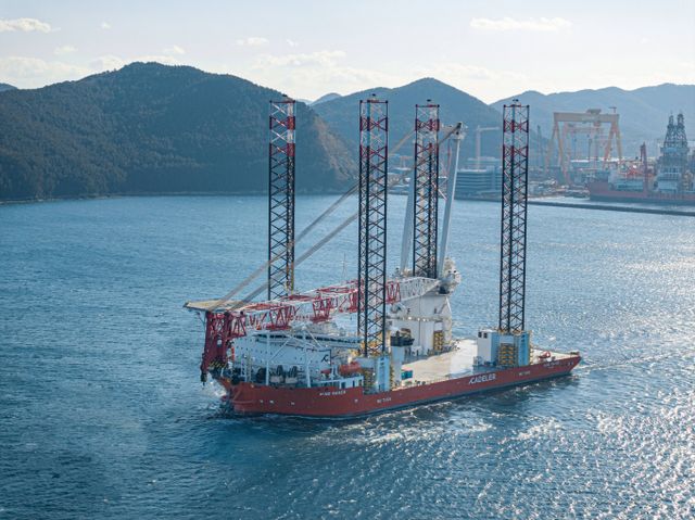 한화오션이 건조한 대형 해상풍력발전기 설치선(WTIV) 시운전 모습. /사진=한화오션